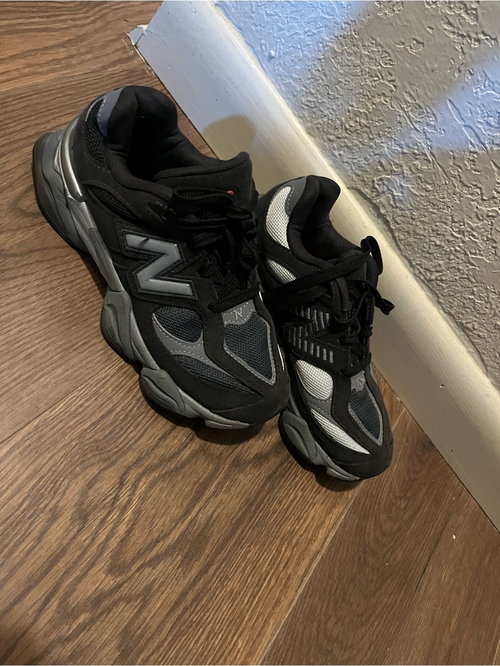 New Balance Men's Black & Gray Athletic Sneakers